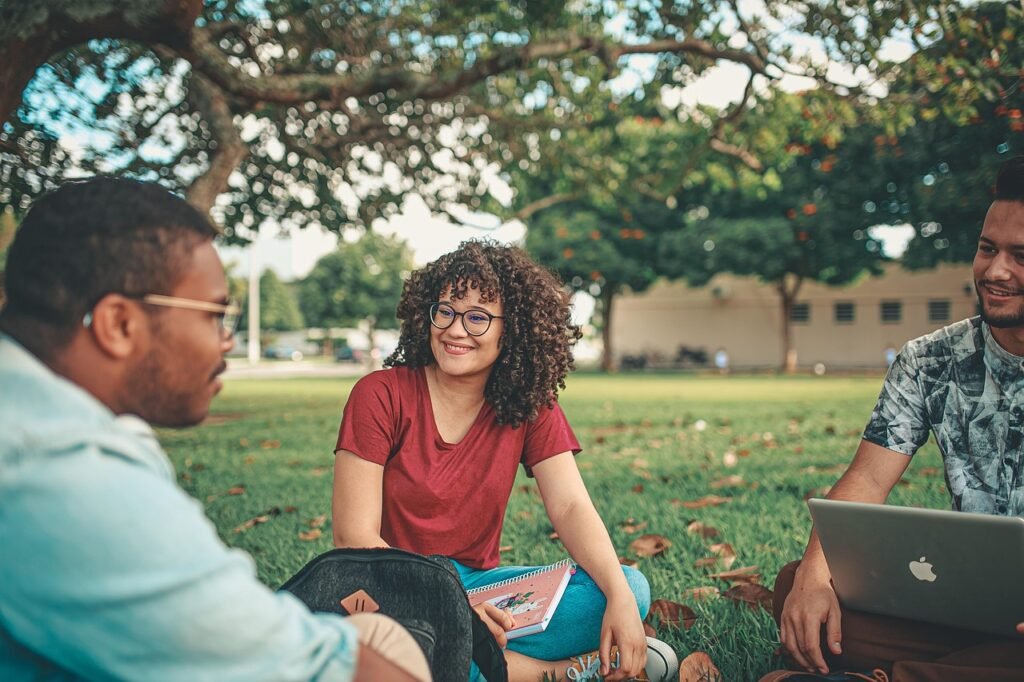 Etudiants dans un campus universitaire