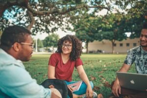 Etudiants dans un campus universitaire