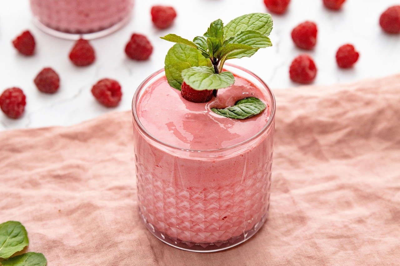 étudiant préparant un smoothie