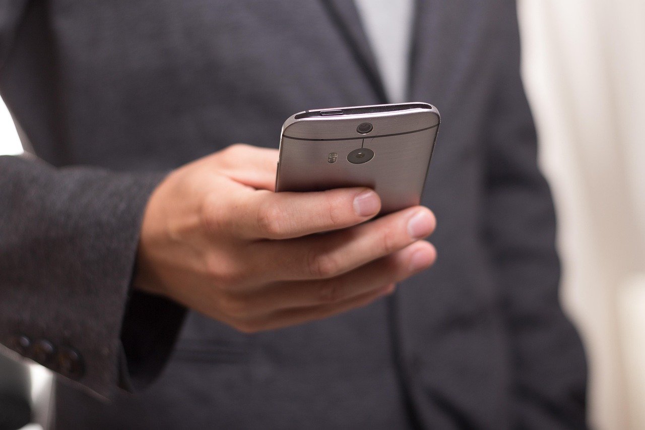 étudiant utilisant son téléphone