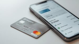 Crédit au Québec : l’illusion séduisante qui menace votre tranquillité une carte prépayée visa ou mastercard avec un smartphone affichant un budget ou une application bancaire